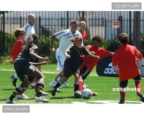 前英格兰国脚贝克汉姆参与青少年足球项目，指导小球员传中技巧